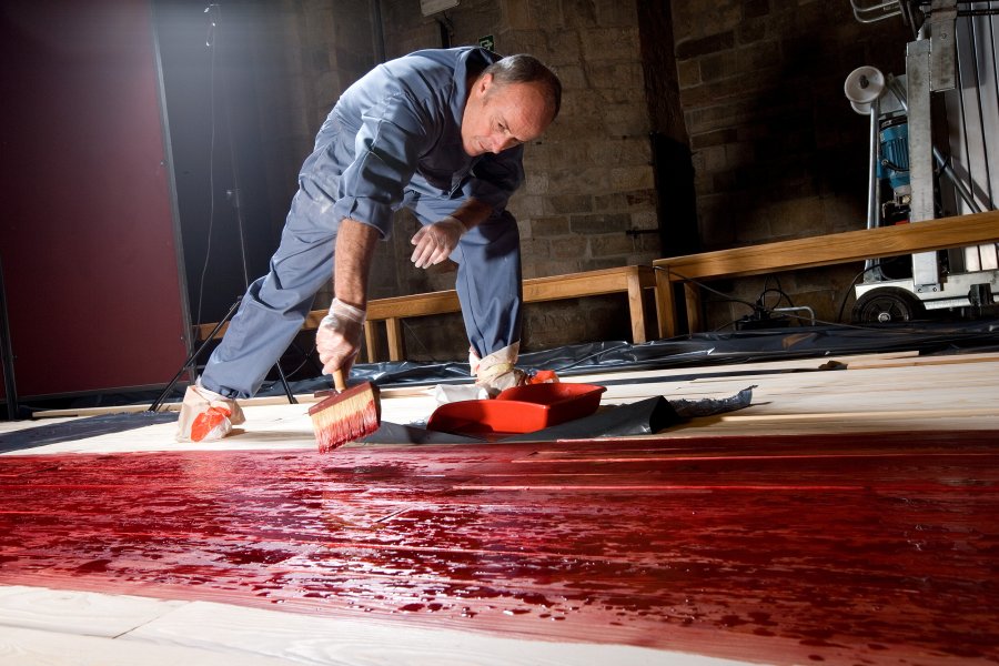 Diary Dagboek - _Diary Dagboek_ (detail: painting blood on wall). Photo: Koen Blomme Diary Dagboek - _Diary Dagboek_ (detail: painting blood on wall). Photo: Koen Blomme