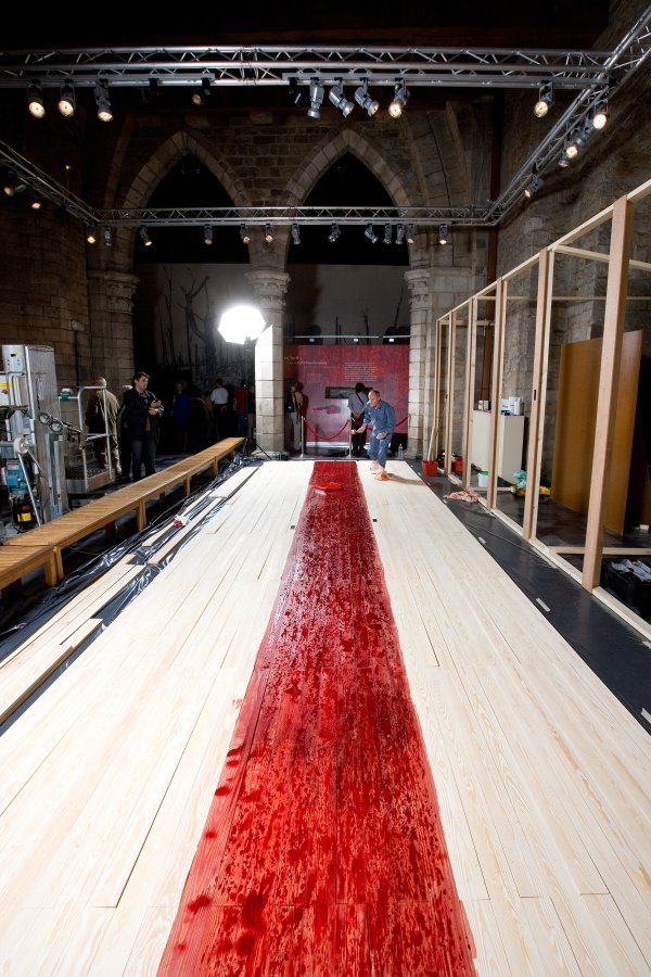 Diary Dagboek - _Diary Dagboek_ (detail: painting blood on wall). Photo: Koen Blomme Diary Dagboek - _Diary Dagboek_ (detail: painting blood on wall). Photo: Koen Blomme